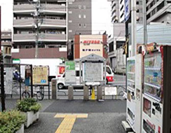 Ａ２出口を上がると、新大橋通りに出ます。右方向へ、新大橋通り沿いに歩いてください。