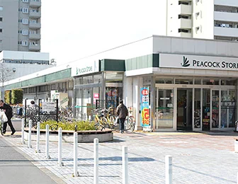 さらに歩くと、右手にピーコックストアさんがあります。