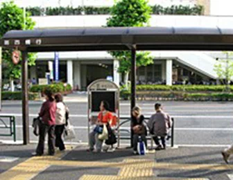地上に出ましたら新大橋通りを左（大島方面）に向かいます。
