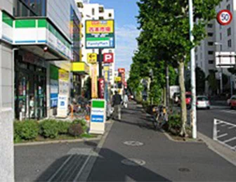 左手にファミリーマートが見えますので直進します。