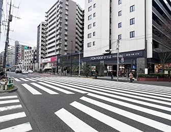 通りの右手にダイエーが見えます。