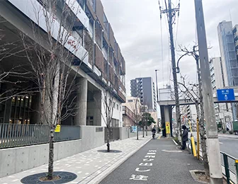 左手に第二大島小学校がありますのでそのまま進みます。