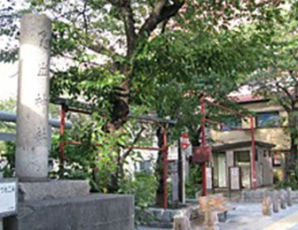 左手に亀出神社が見えてきます。当院までもうすぐです。