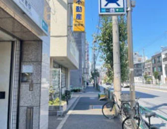 出口から出たらすぐ「左」に曲がり、真っ直ぐ進みます