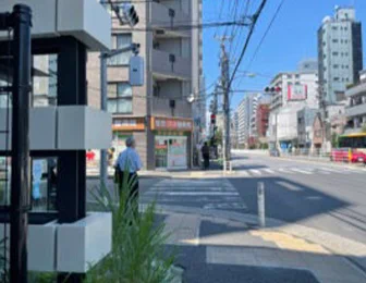 「かみ染め住吉店」さんがある道の角を「左」に曲がります