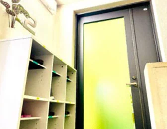 ２階に上がった先に、当院の入り口がございます