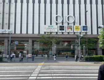 錦糸町マルイが錦糸町駅から出ると右斜めぐらいに見えるので横断歩道を渡りお店の前まで進みます