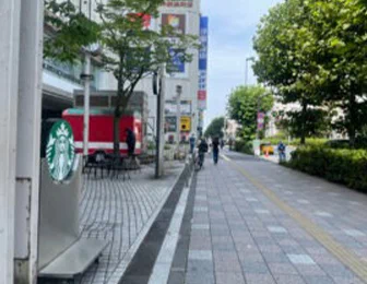 洋服の青山さんの青い看板が見えると思いますので進んでください