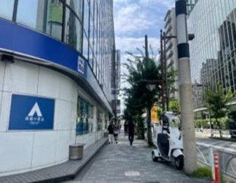 この角を左に曲がります