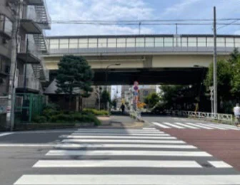 高架下を通ります