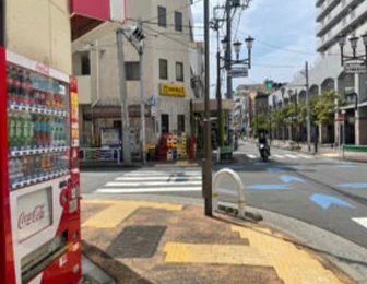 横断歩道を渡ってすぐ「左」に曲がってください