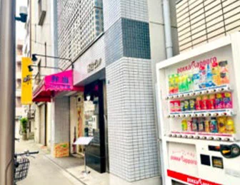 ソウル市場住吉店さんのピンクの屋根の手前が入口です