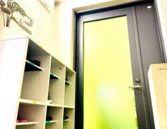 ２階に上がった先に、当院の入り口がございます